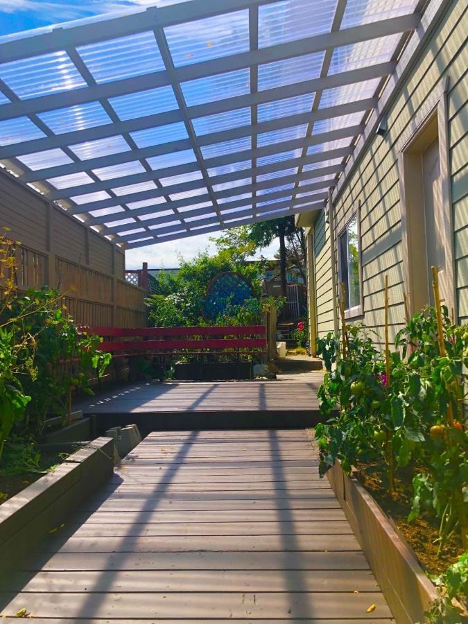 University Cabana Inn Victoria Bagian luar foto