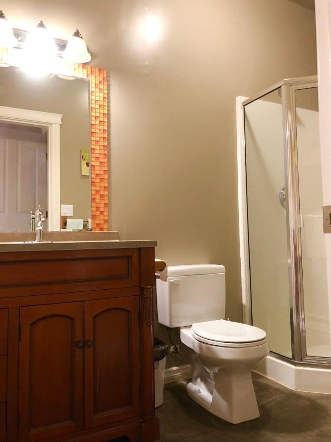 University Cabana Inn Victoria Bagian luar foto